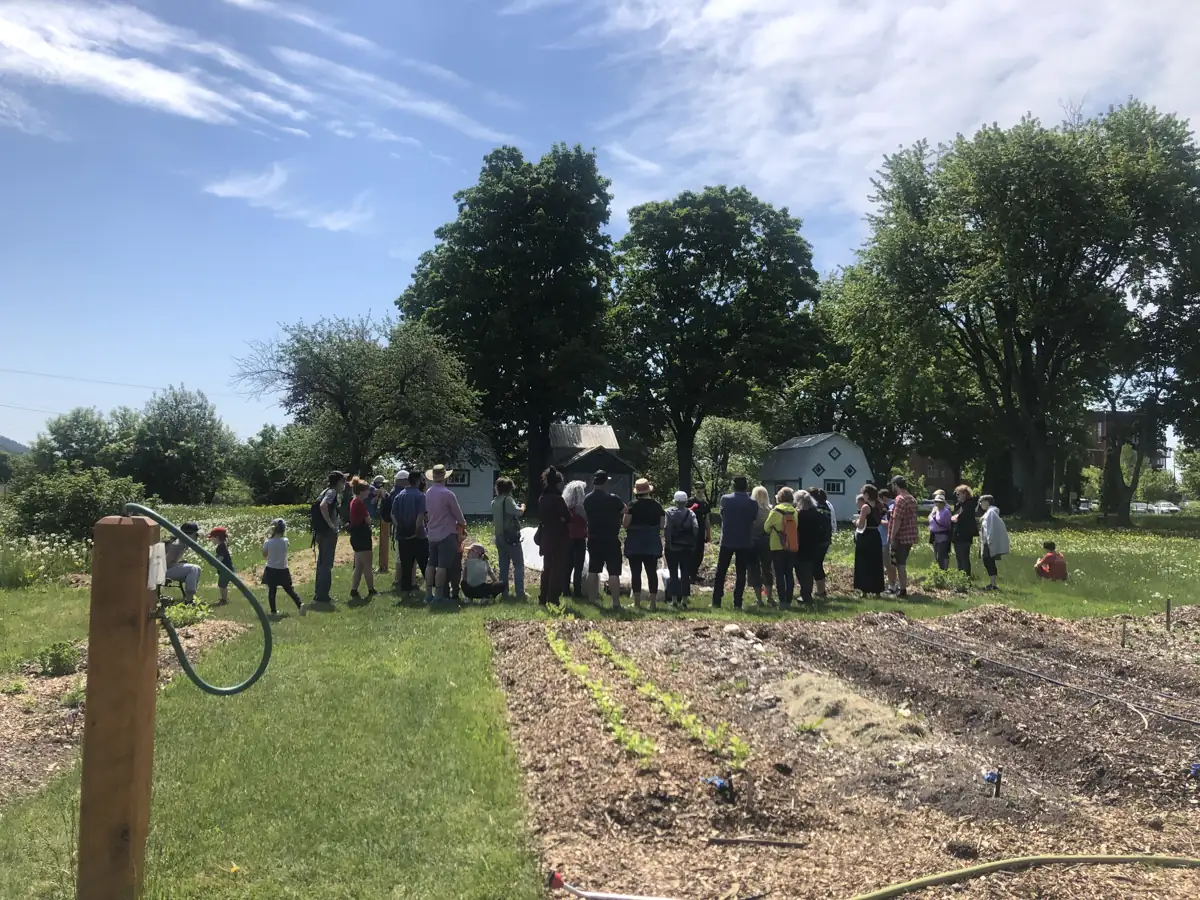 Groupe rassemblé au champ pour un atelier
