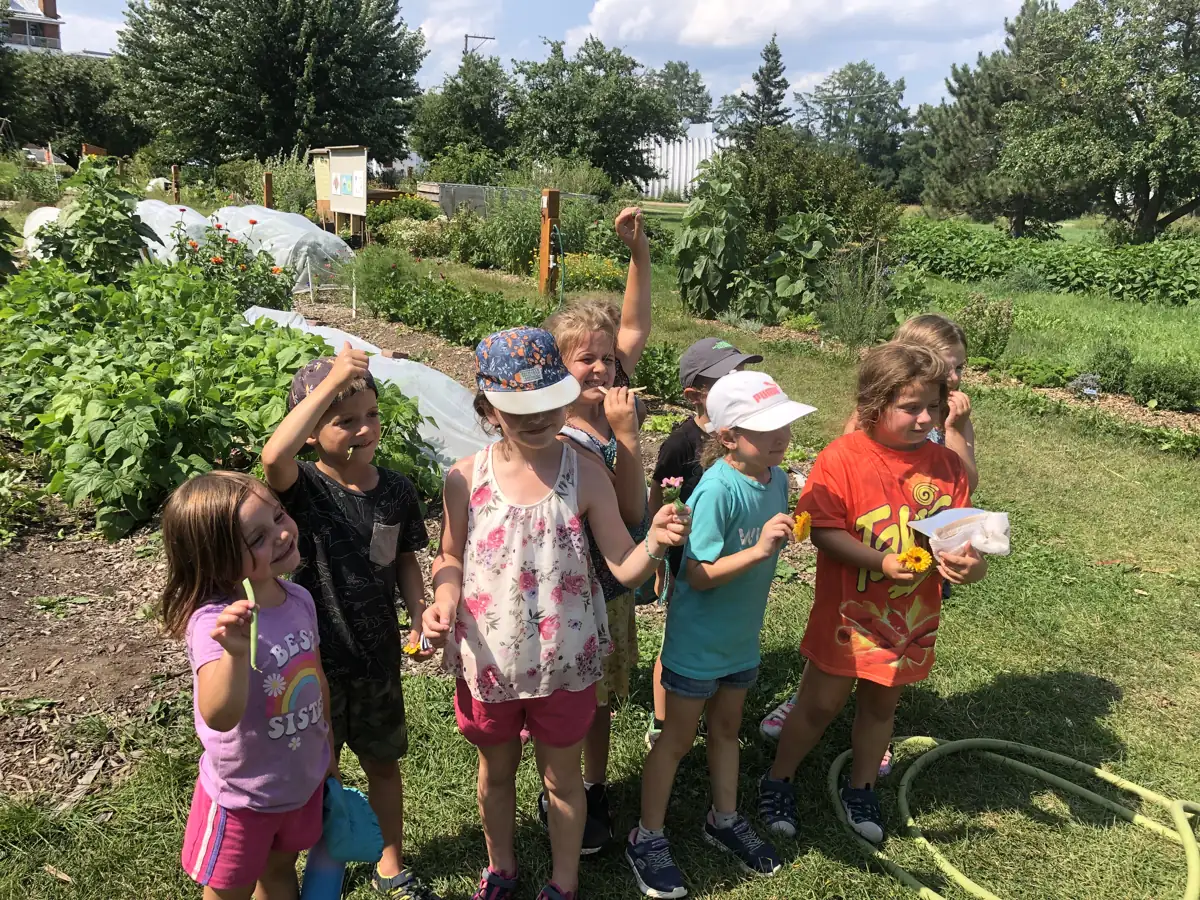 Enfants aux filets à papillons dans le jardin