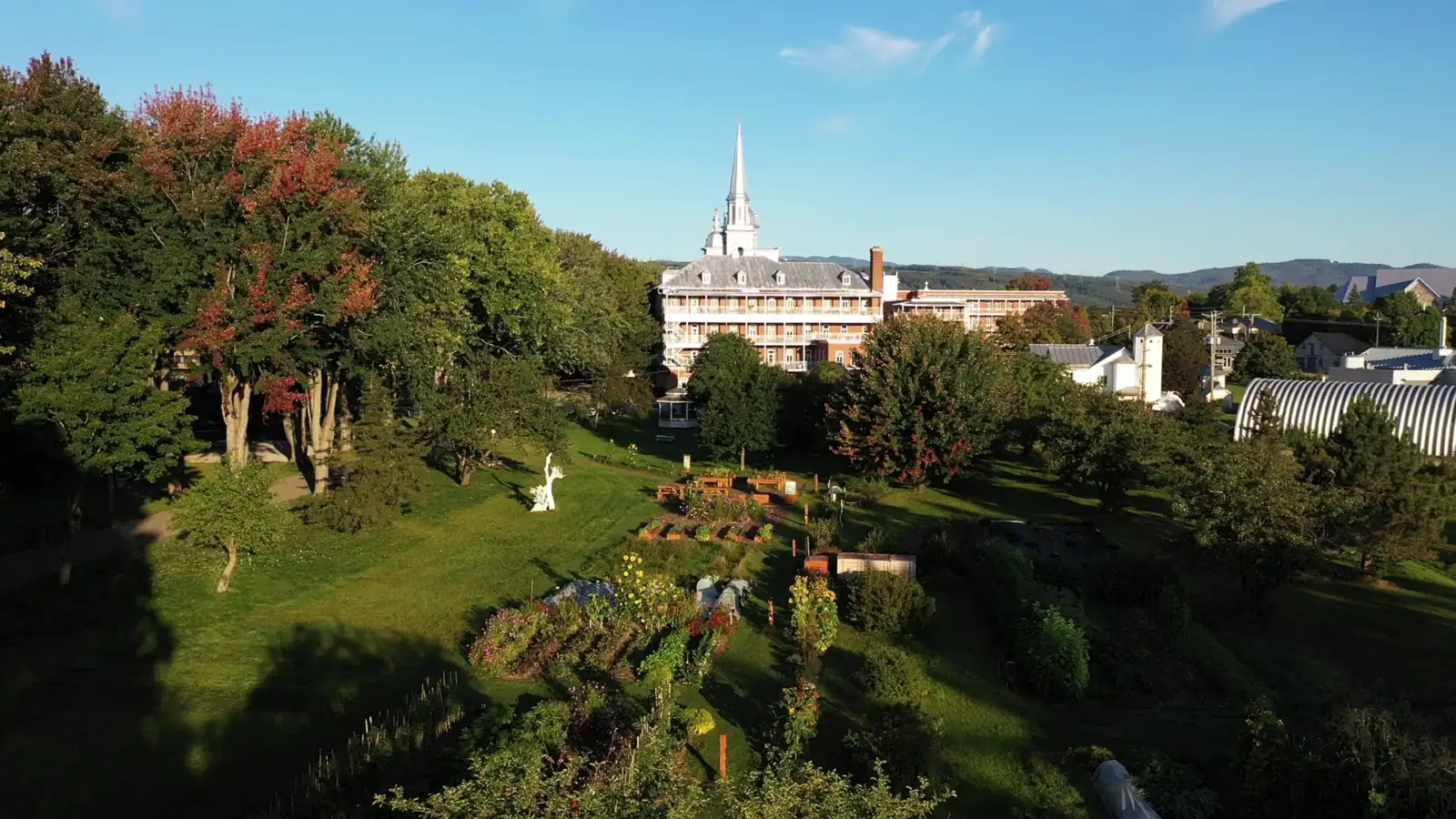 Vue aérienne du Potager et de Maison Mère Baie-Saint-Paul au petit matin